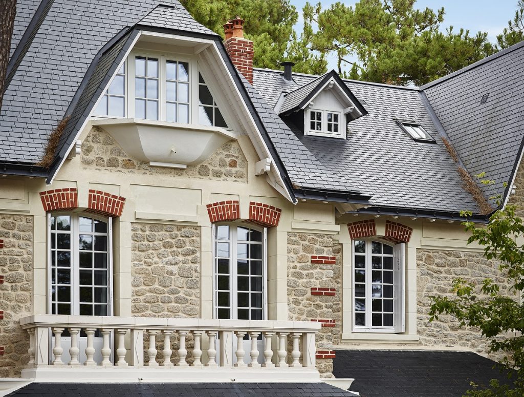 Bâtiment ancien avec des menuiseries extérieures sur mesure en bois gamme prestige