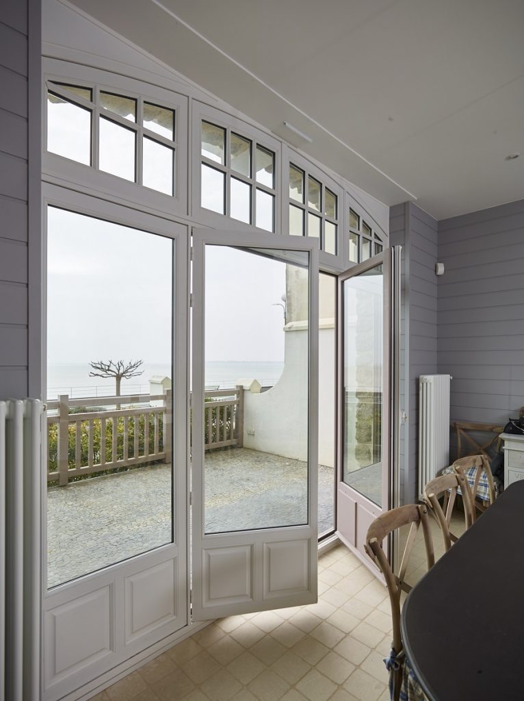 Grande porte fenêtre en bois sur mesure blanche