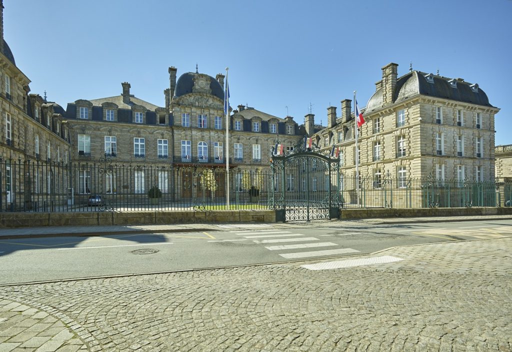 Vue globale d'un bâtiment ancien avec des menuiseries extérieures sur mesure en bois