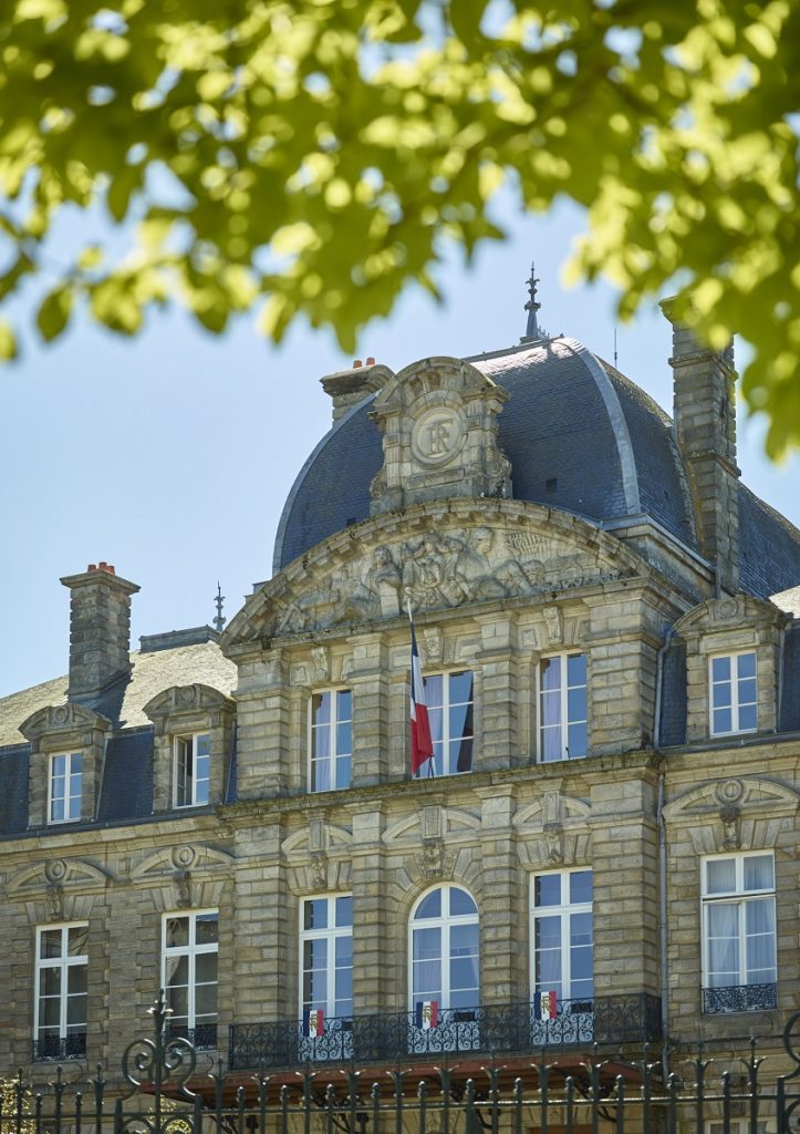 Bâtiment ancien avec des menuiseries extérieures sur mesure en bois de couleur blanches