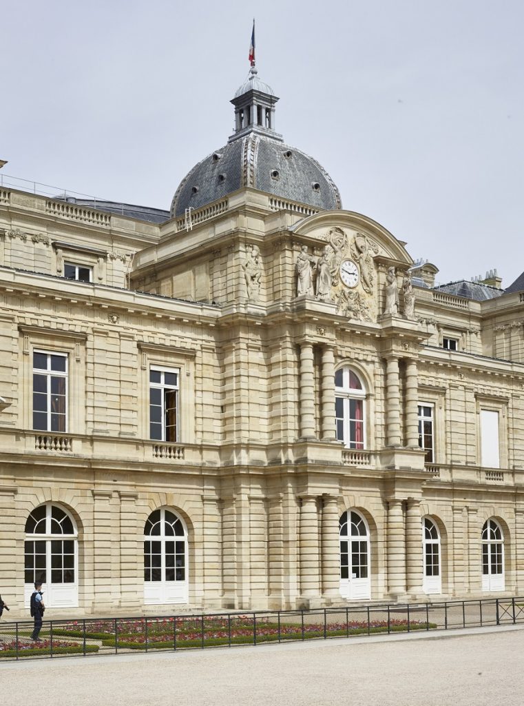 Vue extérieure d'un bâtiment ancien avec des menuiseries extérieures sur mesure en bois