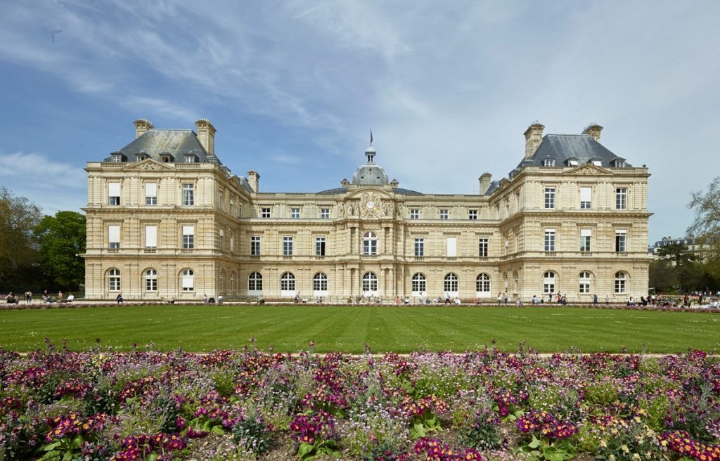 Vue globale d'un bâtiment ancien avec des menuiseries extérieures sur mesure en bois