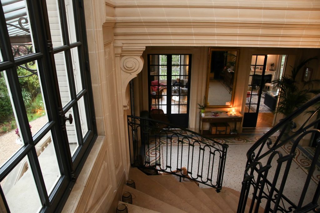 Vue intérieure d'un bâtiment ancien avec des menuiseries extérieures en bois sur mesure