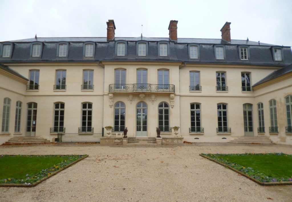 Vue d'un bâtiment ancien avec des menuiseries sur mesure en bois