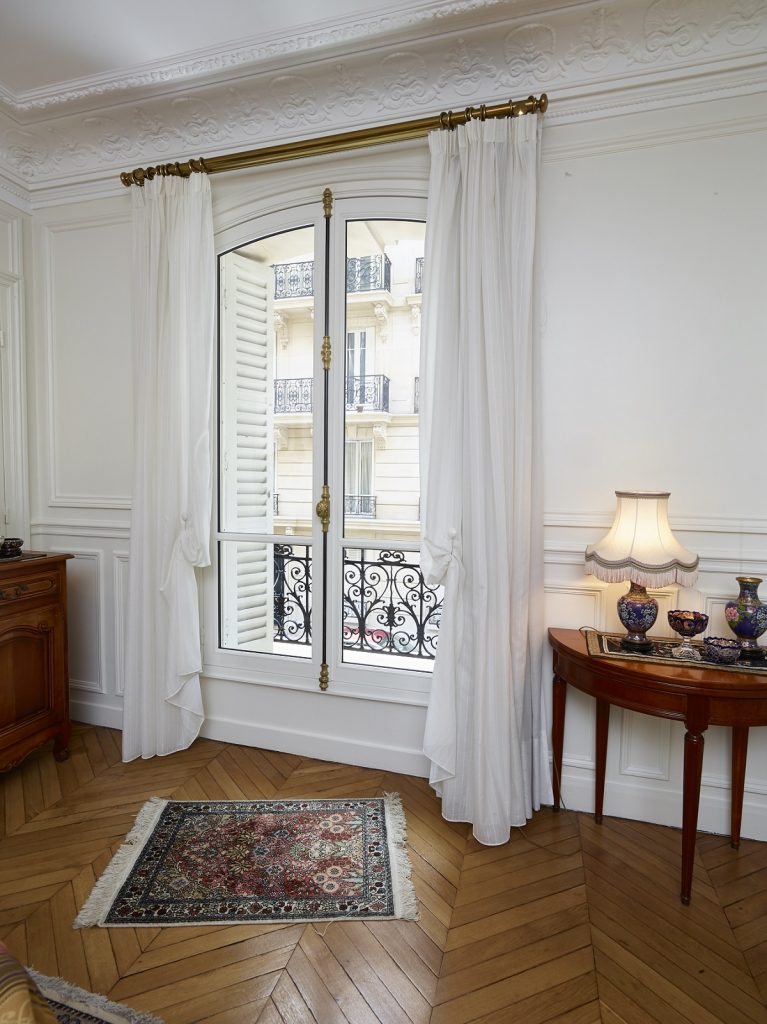 Une fenêtre en bois sur-mesure à l'ancienne, gamme prestige