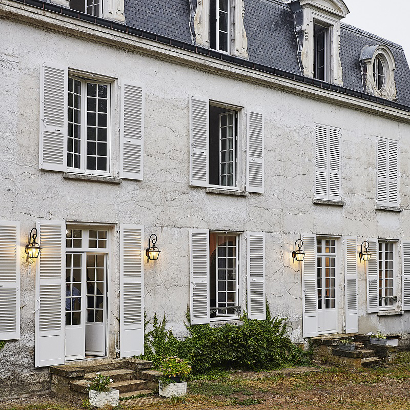 Maison avec menuiserie bois réalisée sur mesure