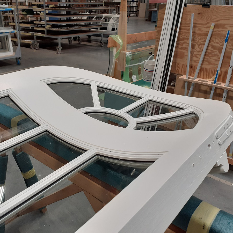 Conception de menuiserie bombée en bois sur mesure
