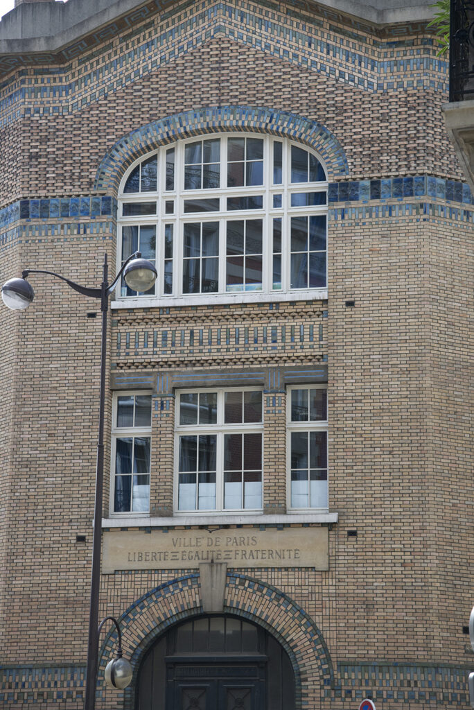 Menuiserie sur bâtiment reproduction