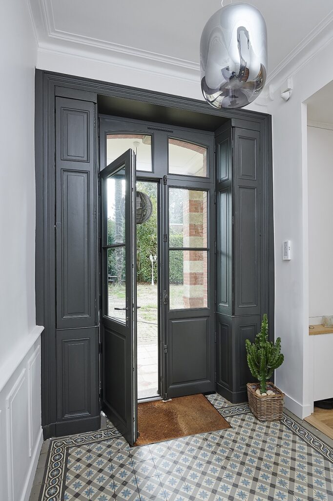Réalisation d'une porte en bois pour maison