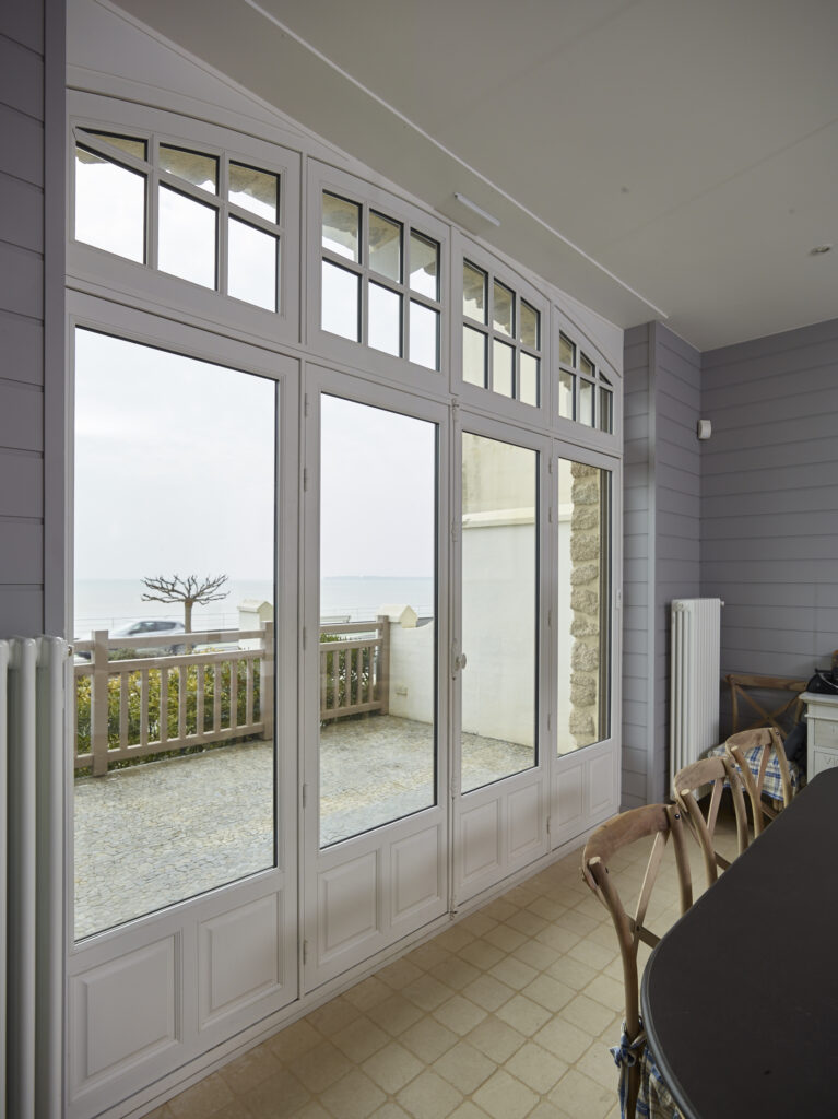 Menuiserie maison porte et fenetres spécifique